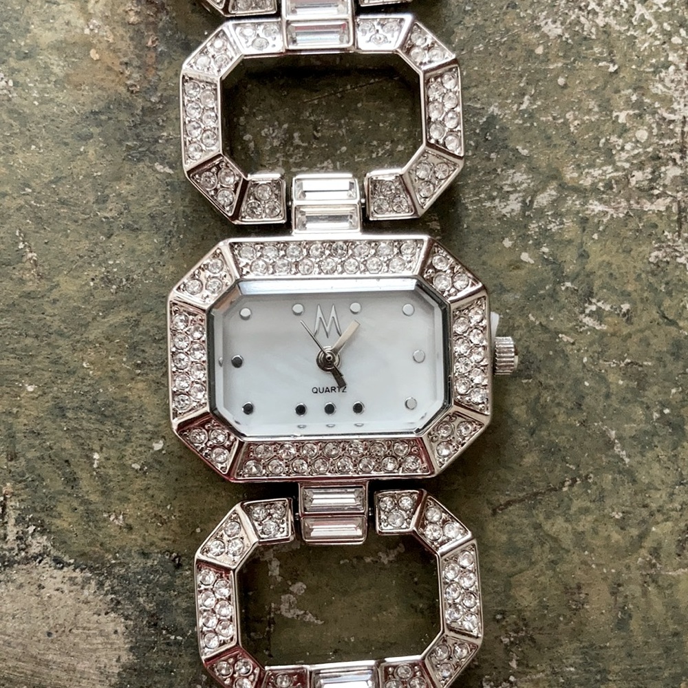 Beautiful Timepiece bracelet - Picture 3 of 9